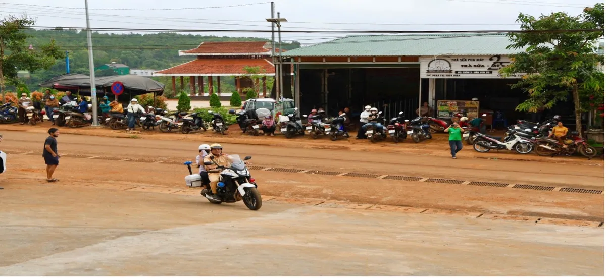 Những chuyến xe đặc biệt trước giờ thi ở v&ugrave;ng bi&ecirc;n - Ảnh 2.