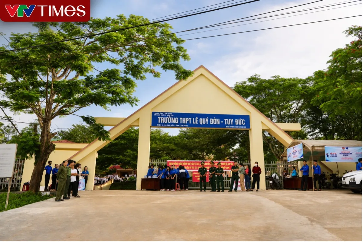 Những chuyến xe đặc biệt trước giờ thi ở v&ugrave;ng bi&ecirc;n - Ảnh 3.