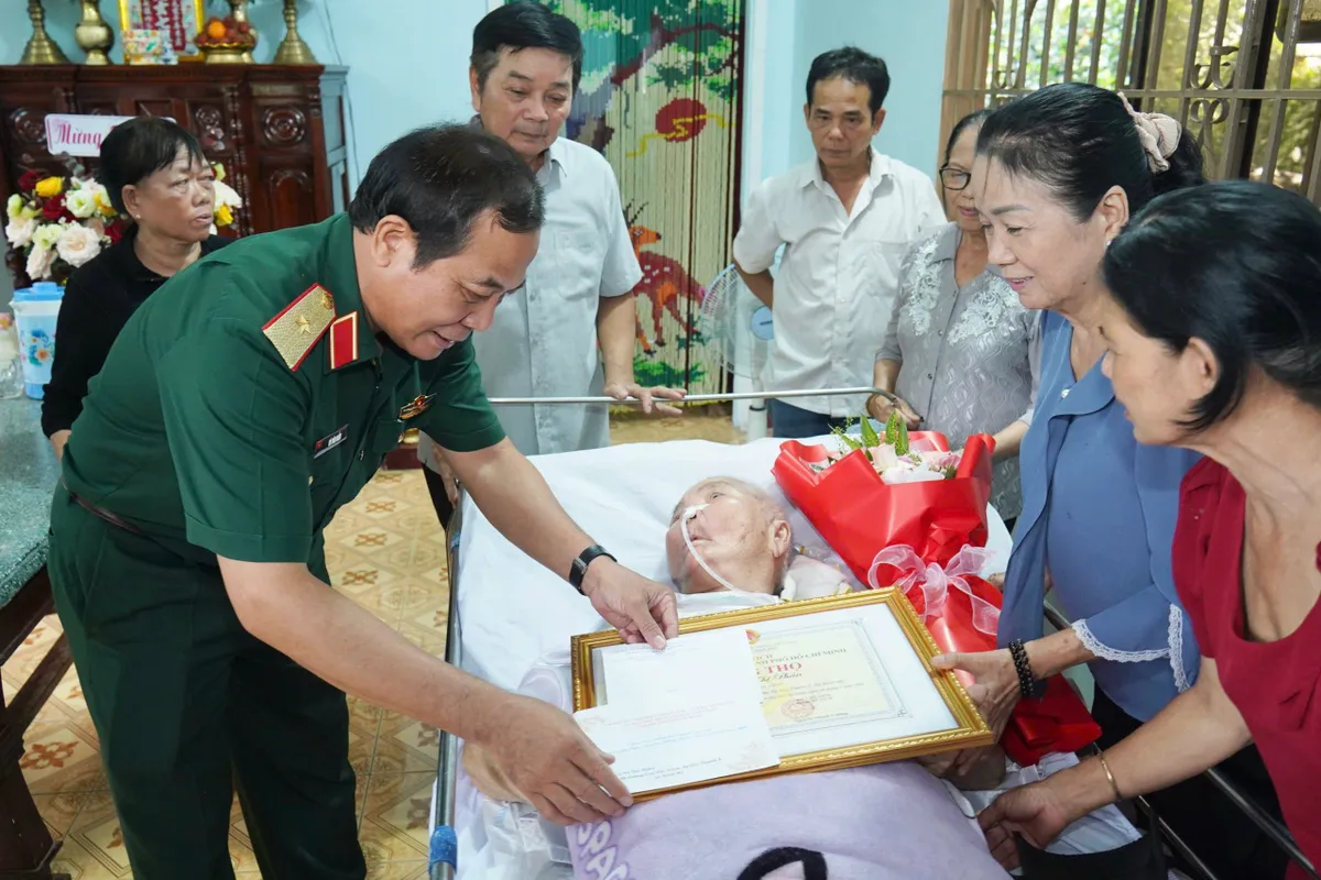 Thành phố Hồ Chí Minh thăm các cụ tuổi 90 nhân ngày truyền thống- Ảnh 1. Thành phố Hồ Chí Minh thăm các cụ tuổi 90 nhân ngày truyền thống- Ảnh 1.