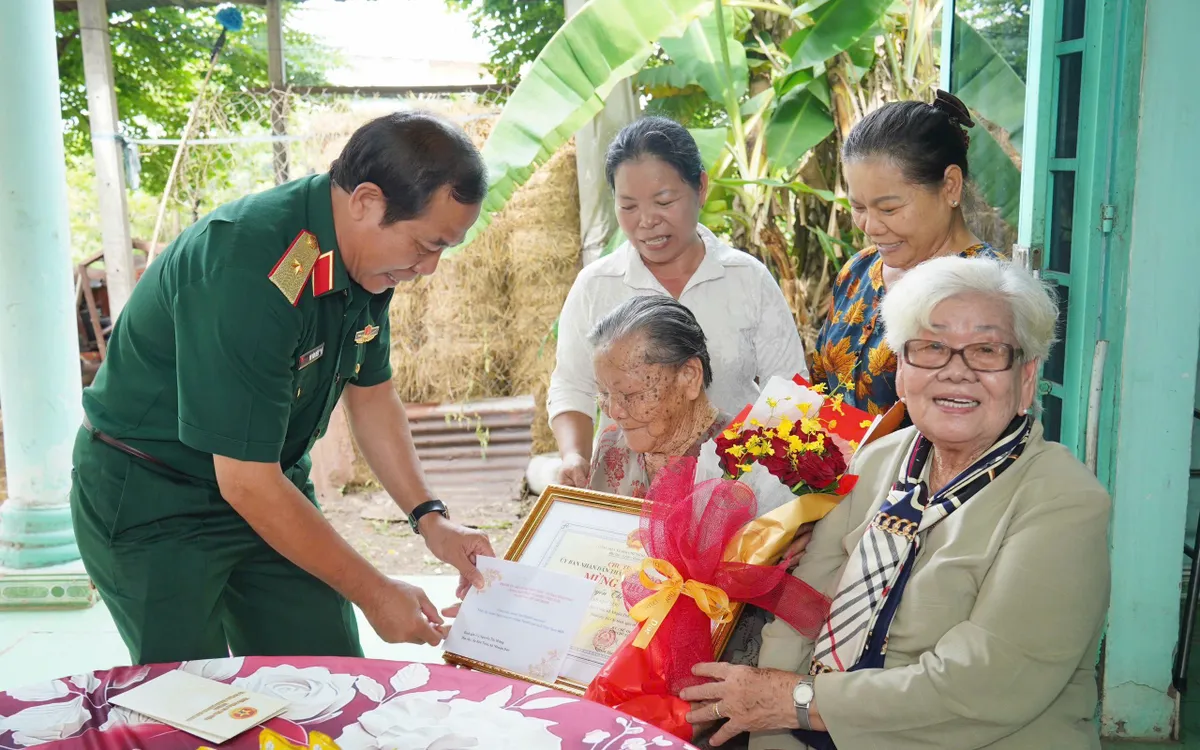 Thiếu tướng Vũ Văn Điền trao Bằng chúc thọ và quà của lãnh đạo Thành phố chúc thọ cụ Nguyễn Thị Mừng tròn 90 tuổi tại xã Nhuận Đức. 