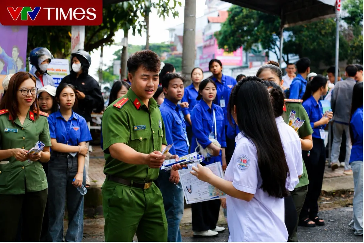 Lâm Đồng: Thí sinh tự tin bước vào môn thi Ngữ Văn kỳ thi tốt nghiệp THPT năm 2026- Ảnh 5. Lâm Đồng: Thí sinh tự tin bước vào môn thi Ngữ Văn kỳ thi tốt nghiệp THPT năm 2026- Ảnh 5.