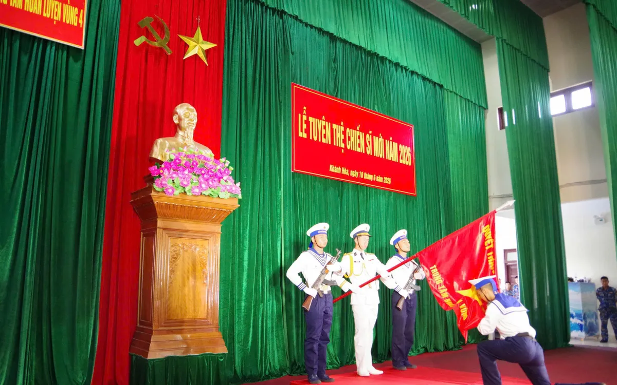 Nghi thức hôn Quân kỳ tại Trung tâm huấn luyện Vùng 4. ( Ảnh: Minh Châu)