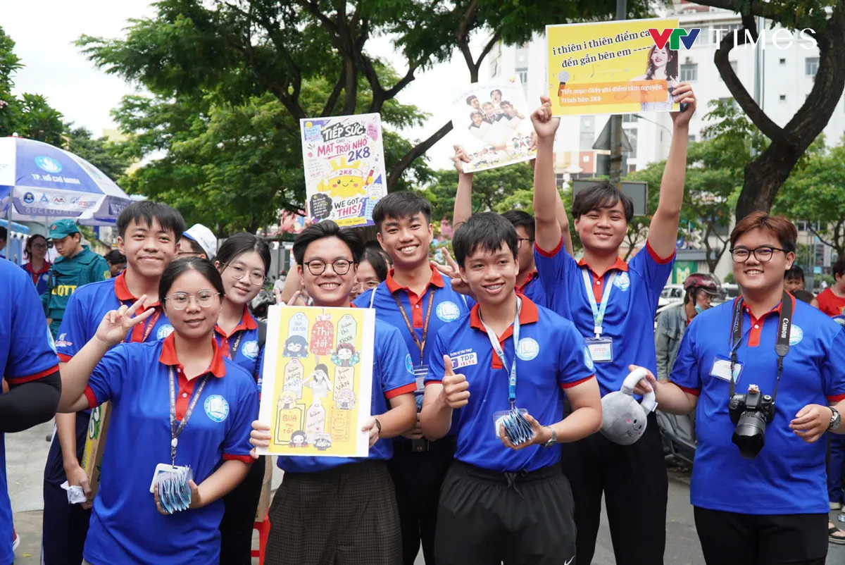 Thí sinh ở TP Hồ Chí Minh nhiều cảm xúc sau khi hoàn thành bài thi đầu tiên kỳ Tốt nghiệp THPT 2026 - Ảnh 7.