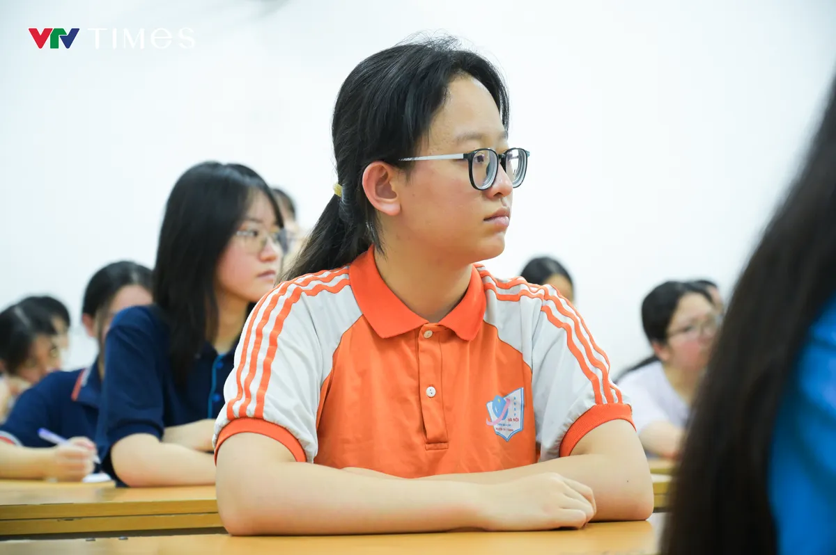 Đề Ngữ văn thi tốt nghiệp THPT 2026 gây bất ngờ thú vị, thí sinh mừng vui lẫn lộn - Ảnh 1.