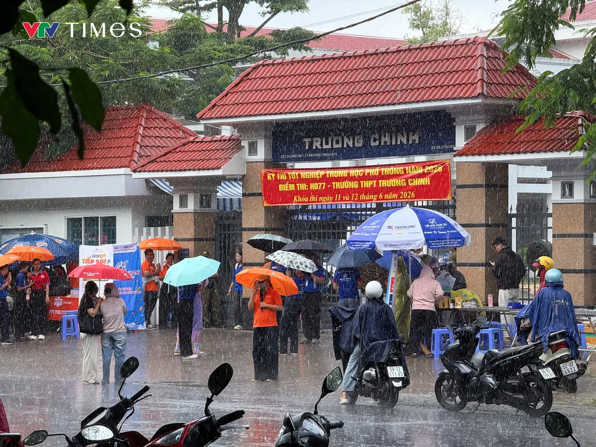 Thí sinh ở TP Hồ Chí Minh nhiều cảm xúc sau khi hoàn thành bài thi đầu tiên kỳ Tốt nghiệp THPT 2026 - Ảnh 1.