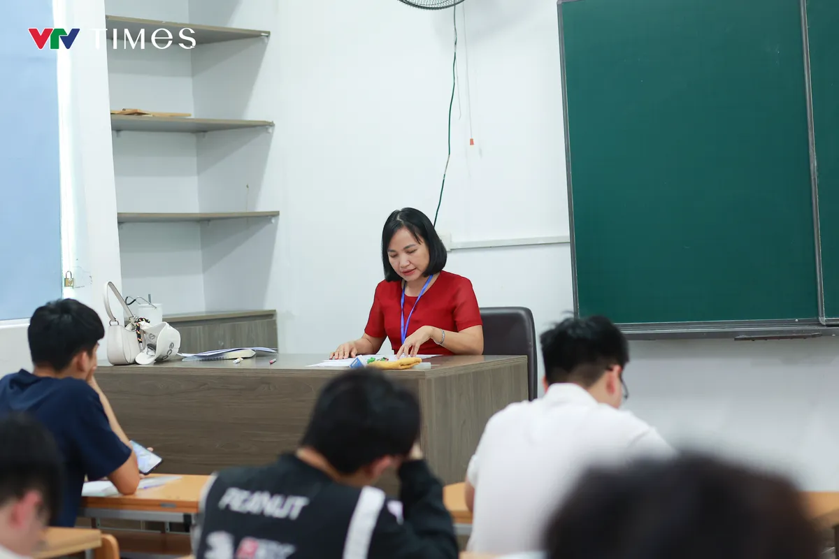 Chiều nay (11/6), thí sinh làm bài thi Toán tốt nghiệp THPT 2026 - Ảnh 1.