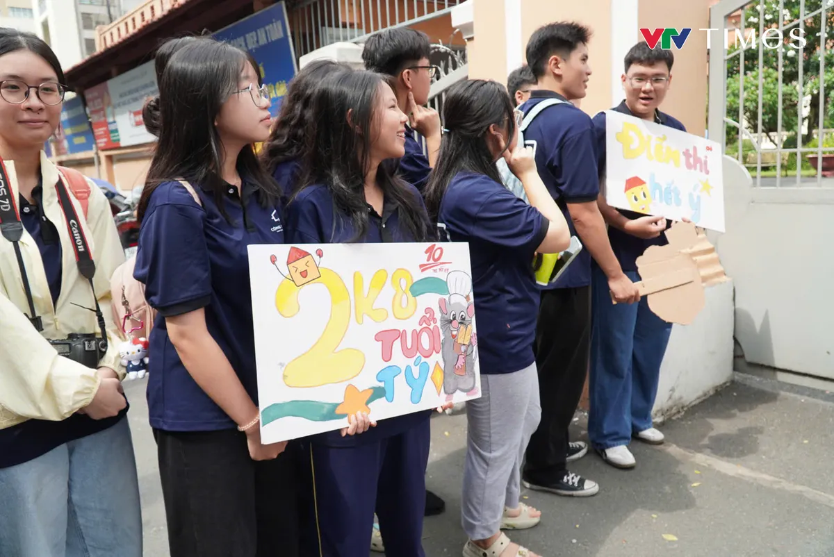 Thí sinh ở TP Hồ Chí Minh nhiều cảm xúc sau khi hoàn thành bài thi đầu tiên kỳ Tốt nghiệp THPT 2026 - Ảnh 8.