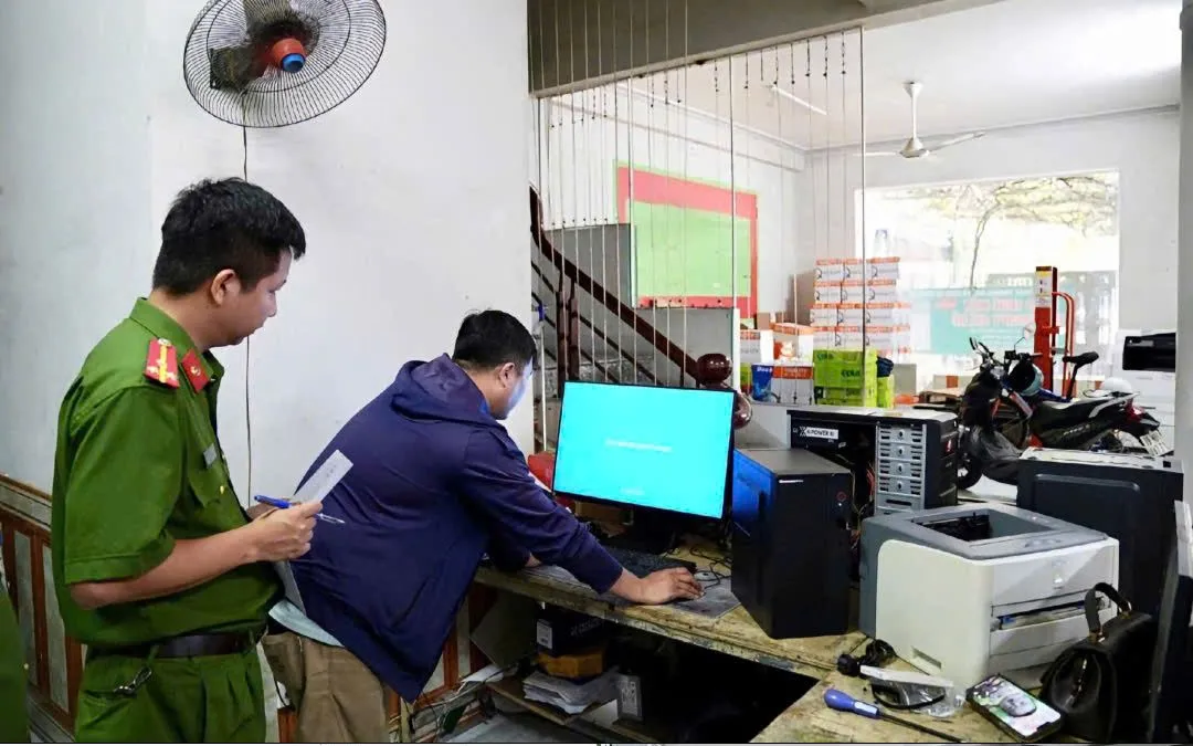 Cơ quan Công an khám xét nơi làm việc và nơi ở của Nguyễn Thị Thanh Huyền, Giám đốc Công ty TNHH Thương mại và Dịch vụ Sông Lam. Ảnh: CAPT