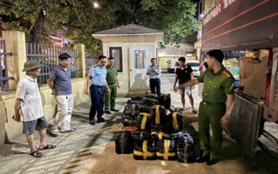 Toàn bộ hàng hoá vi phạm là thực phẩm không rõ nguồn gốc xuất xứ. Ảnh: Chi cục QLTT tỉnh Tuyên Quang