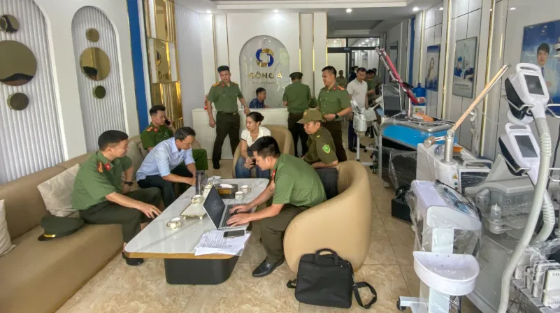 Thuê shipper, người học hết lớp 9 giả bác sĩ làm thủ thuật thẩm mỹ- Ảnh 2. Thuê shipper, người học hết lớp 9 giả bác sĩ làm thủ thuật thẩm mỹ- Ảnh 2.