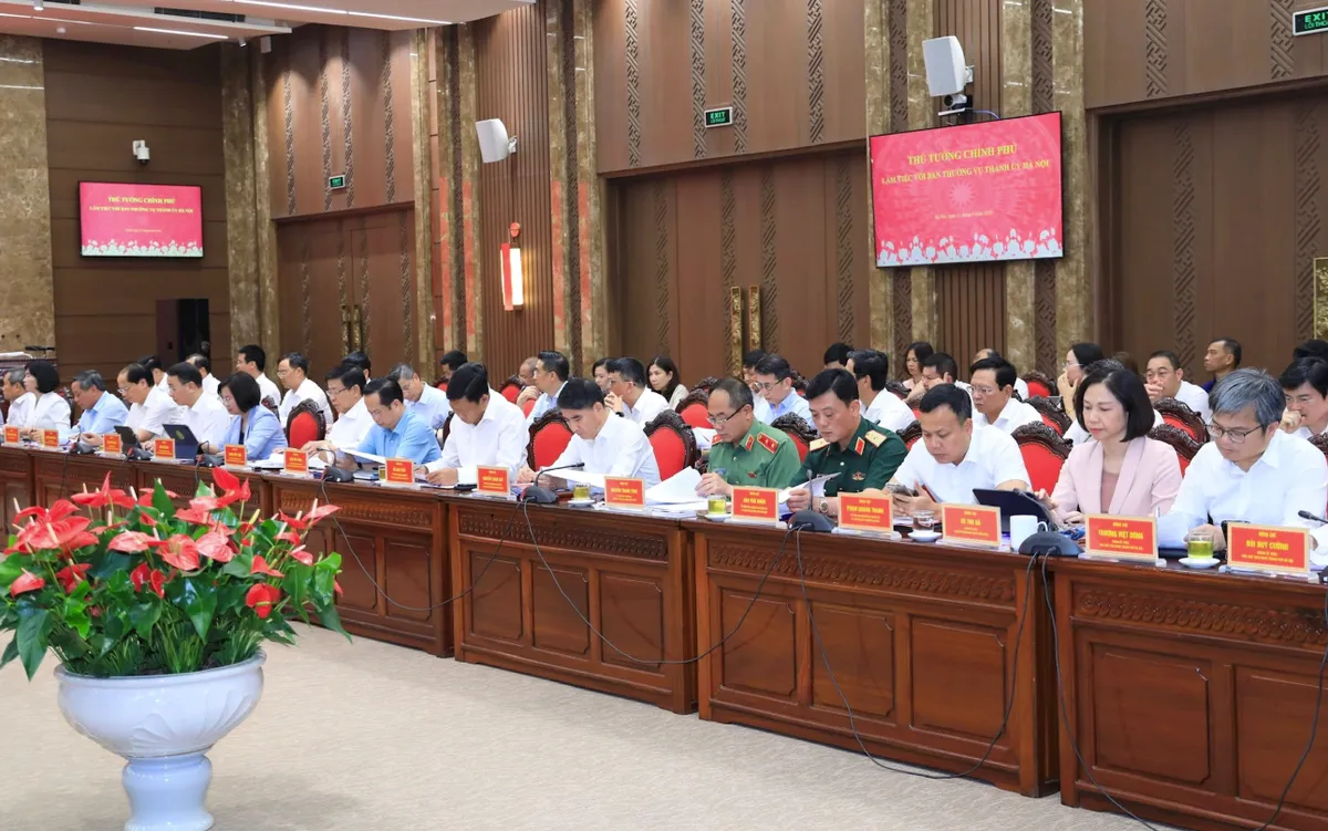 Hà Nội quyết tâm bứt phá tăng trưởng hai con số tại buổi làm việc với Thủ tướng - Ảnh 2.