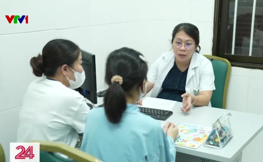 Bé gái 14 tuổi uống 24 viên thuốc sau áp lực thi cử: Báo động rối loạn tâm thần ở trẻ vị thành niên - Ảnh 3.