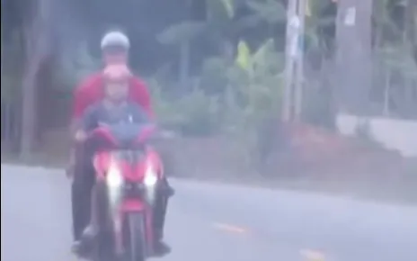 Bé trai 9 tuổi lái mô tô, biển số còn bị bẻ cong để tránh nhận diện (Ảnh chụp màn hình)