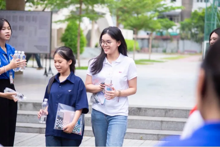 Đà Nẵng: Nhiều thí sinh tươi cười rời phòng thi sau môn Toán - Ảnh 2.