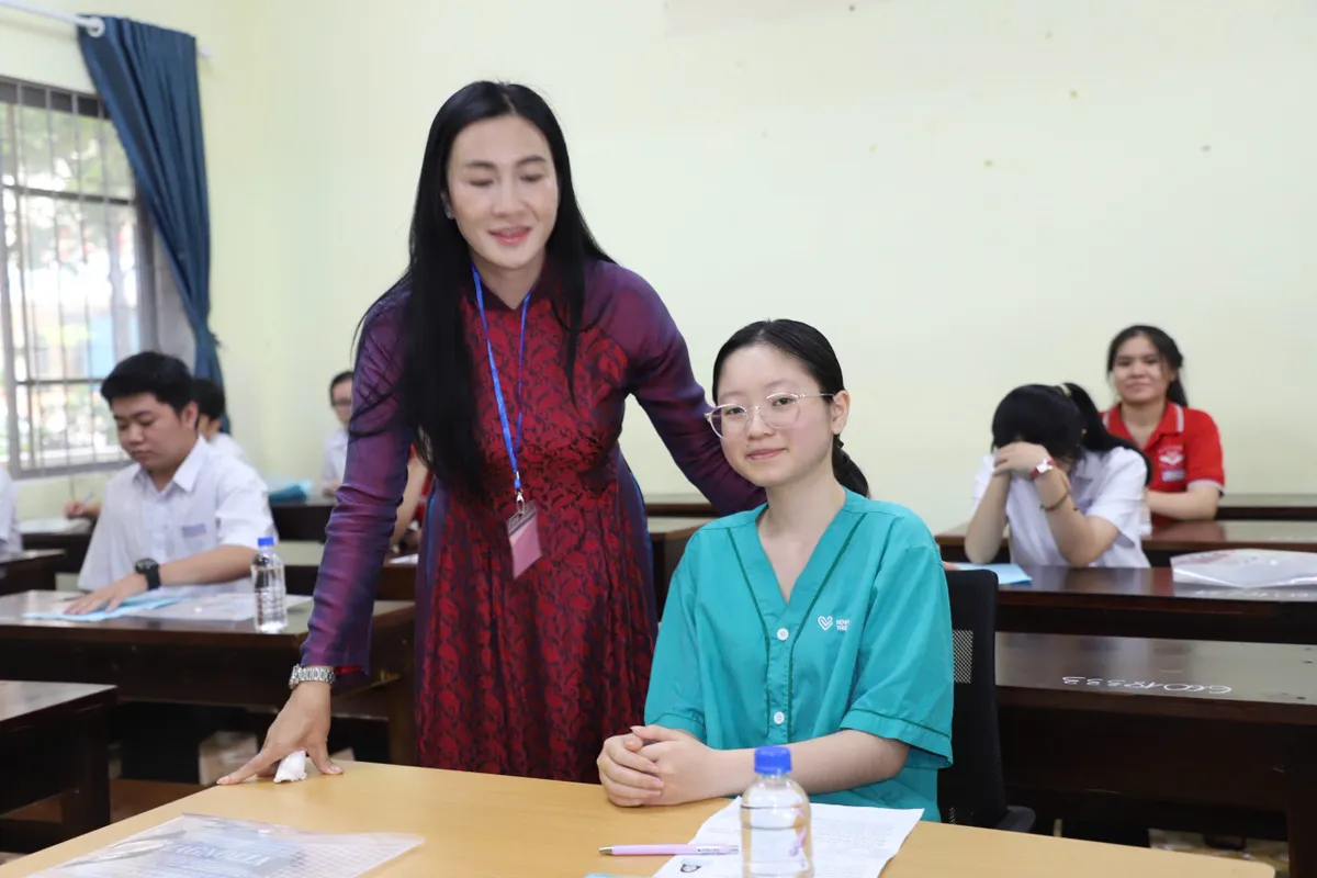 Nữ sinh mổ ruột thừa 1 ngày vẫn quyết tâm dự thi tốt nghiệp THPT 2026 - Ảnh 1.