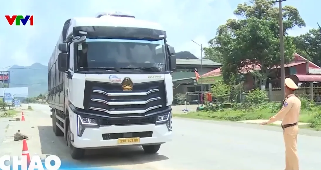 Tăng kiểm soát, xử lý nghiêm vi phạm giao thông trên đường đèo dốc- Ảnh 1. Tăng kiểm soát, xử lý nghiêm vi phạm giao thông trên đường đèo dốc- Ảnh 1.