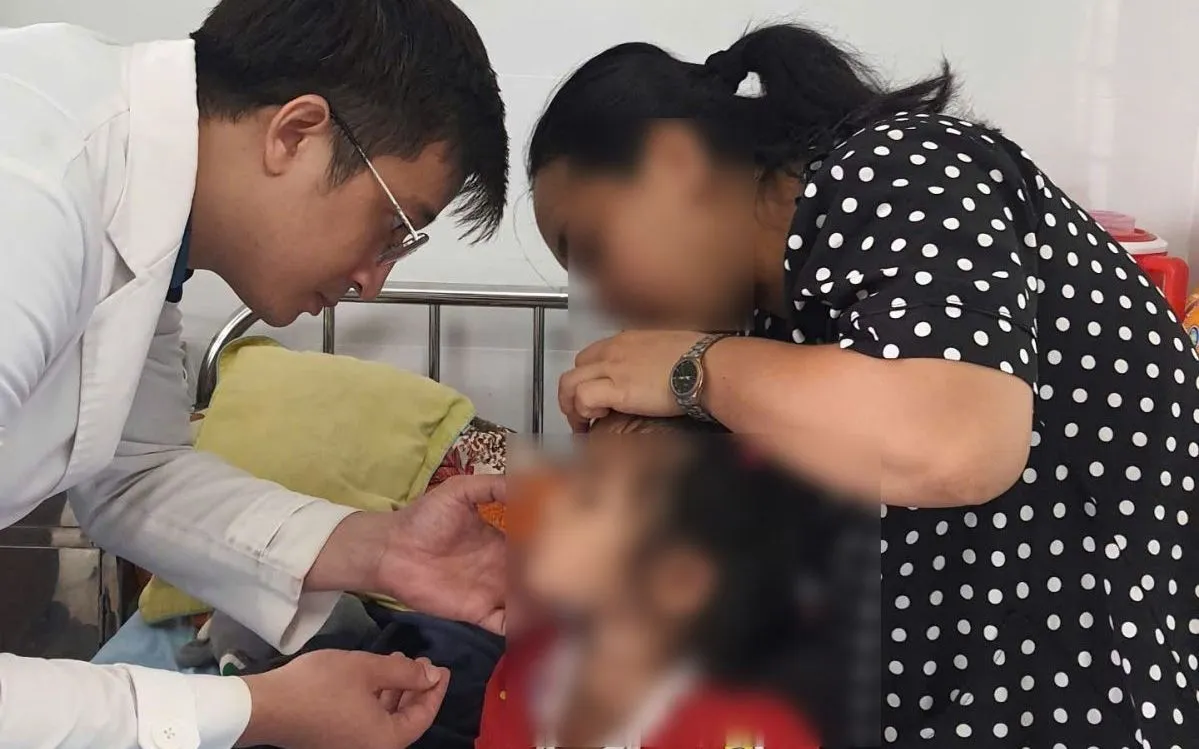 Thăm khám người bệnh bị viêm da do kiến ba khoang tại Bệnh viện Da liễu Đắk Lắk. Ảnh: Sở Y tế Đắk Lắk
