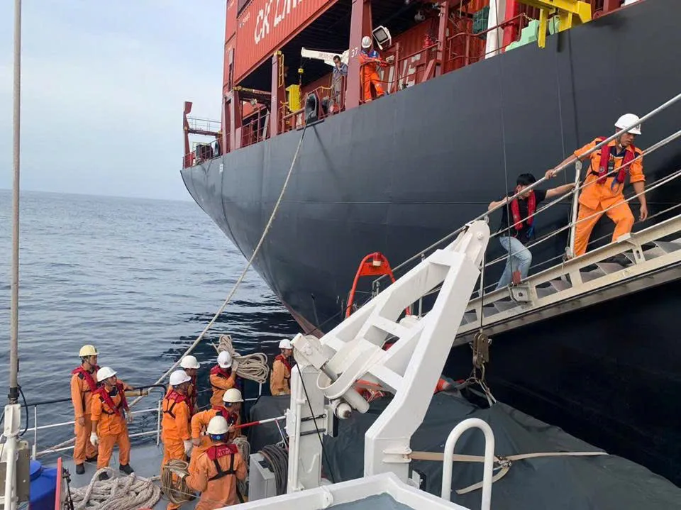 Cứu nạn thuyền viên Philippines nghi tai biến trên biển Khánh Hòa - Ảnh 2.