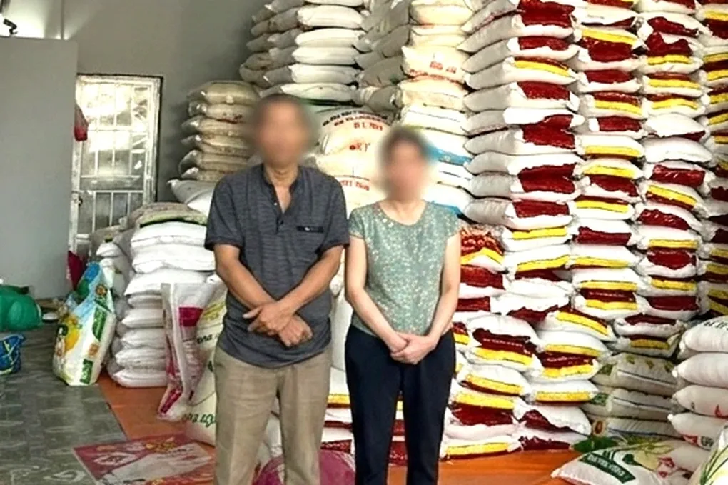Khởi tố vợ chồng gi&aacute;m đốc doanh nghiệp đ&oacute;ng g&oacute;i gạo giả mang thương hiệu nổi tiếng- Ảnh 1.