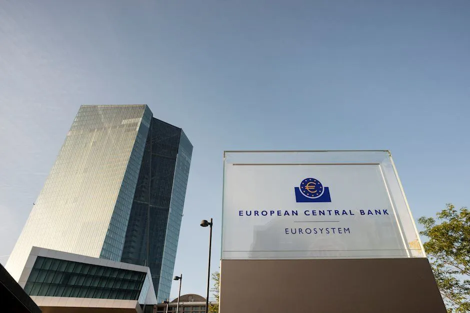 ECB tăng l&atilde;i suất sau gần 3 năm: &Aacute;p lực lạm ph&aacute;t Eurozone quay trở lại- Ảnh 1.