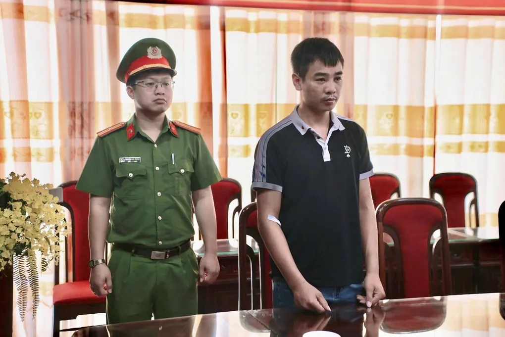 Say rượu v&agrave;o trụ sở c&ocirc;ng an x&atilde; g&acirc;y rối, người đ&agrave;n &ocirc;ng ở Sơn La bị bắt tạm giam- Ảnh 1.