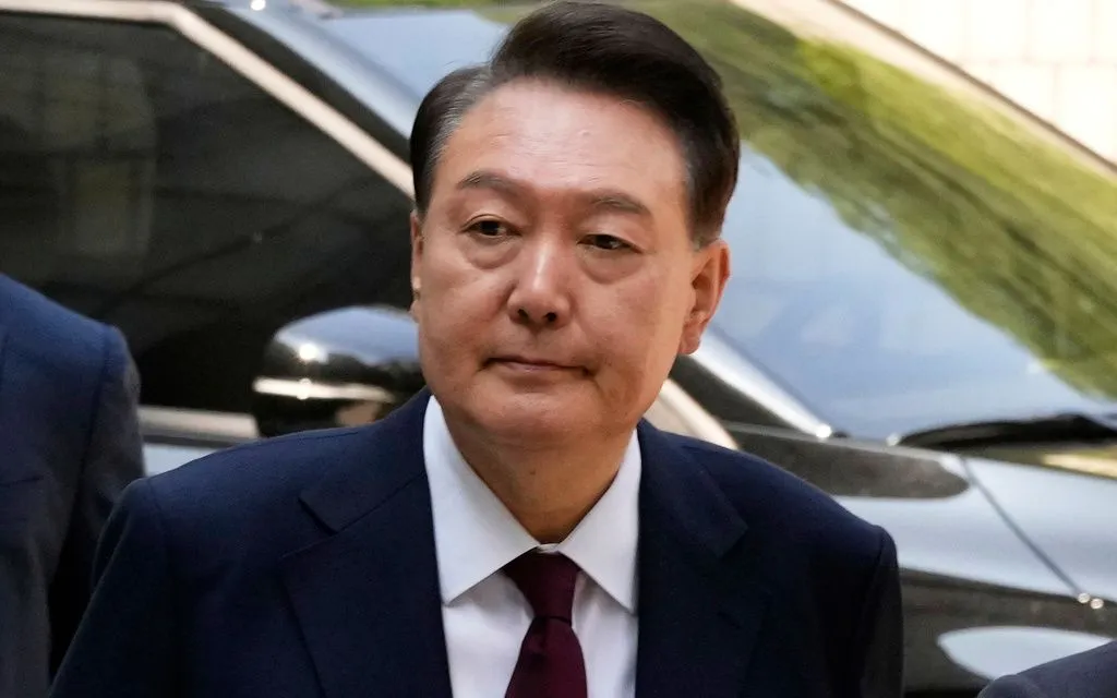 Cựu Tổng thống Hàn Quốc Yoon Suk Yeol tới Tòa án Trung ương Seoul để dự phiên tòa hồi tháng 5/2025. (Ảnh: AP)