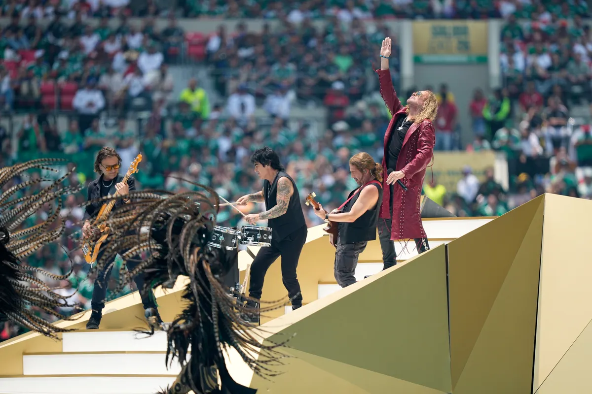 Shakira, Andrea Bocelli và Salma Hayek khuấy động lễ khai mạc FIFA World Cup 2026™ - Ảnh 2.