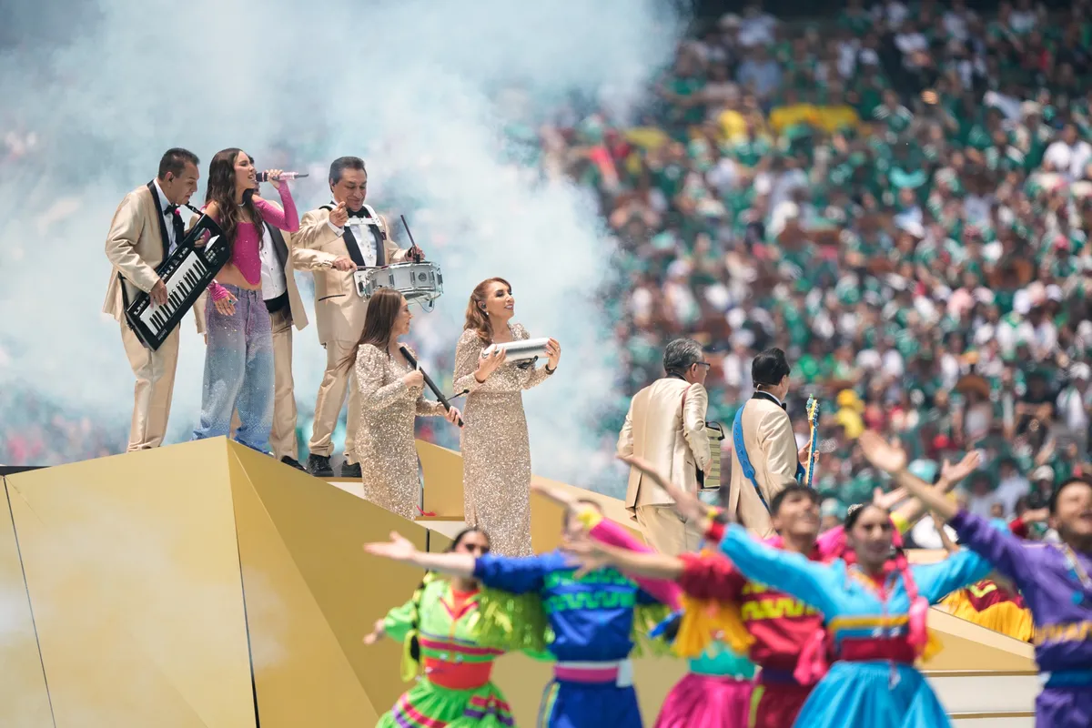 Shakira, Andrea Bocelli và Salma Hayek khuấy động lễ khai mạc FIFA World Cup 2026™ - Ảnh 1.