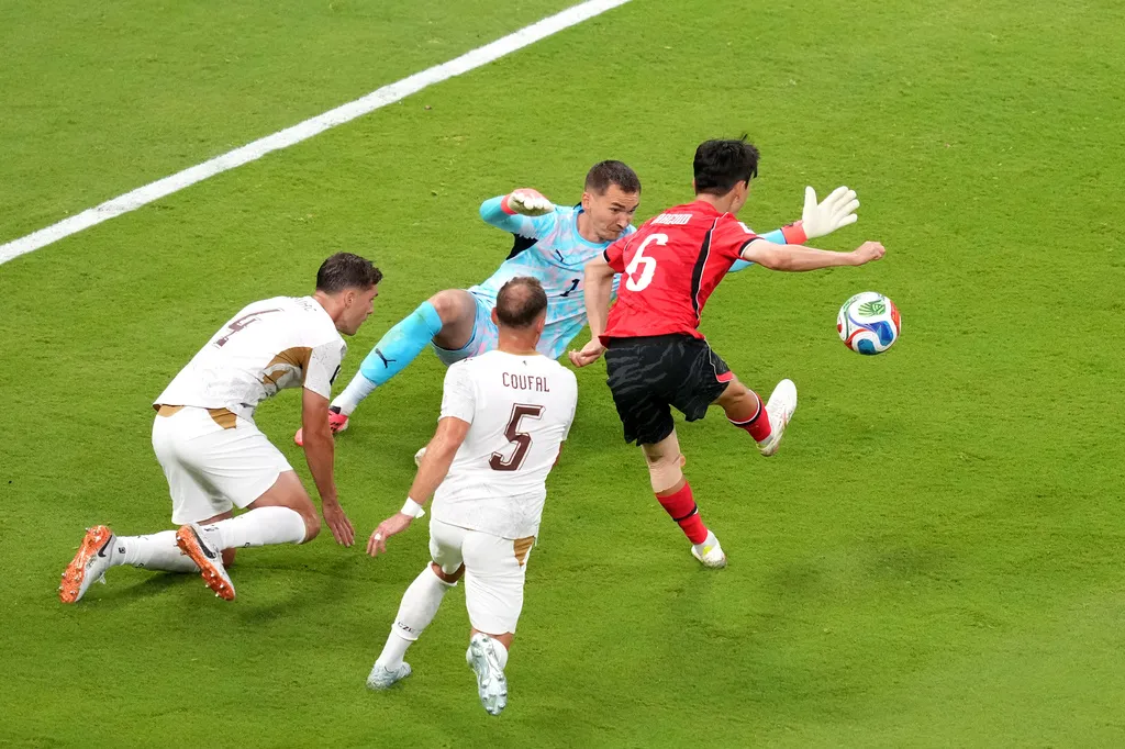 Hwang In-beom giúp Hàn Quốc lội ngược dòng thắng Cộng hòa Czech 2-1 tại World Cup - Ảnh 2.