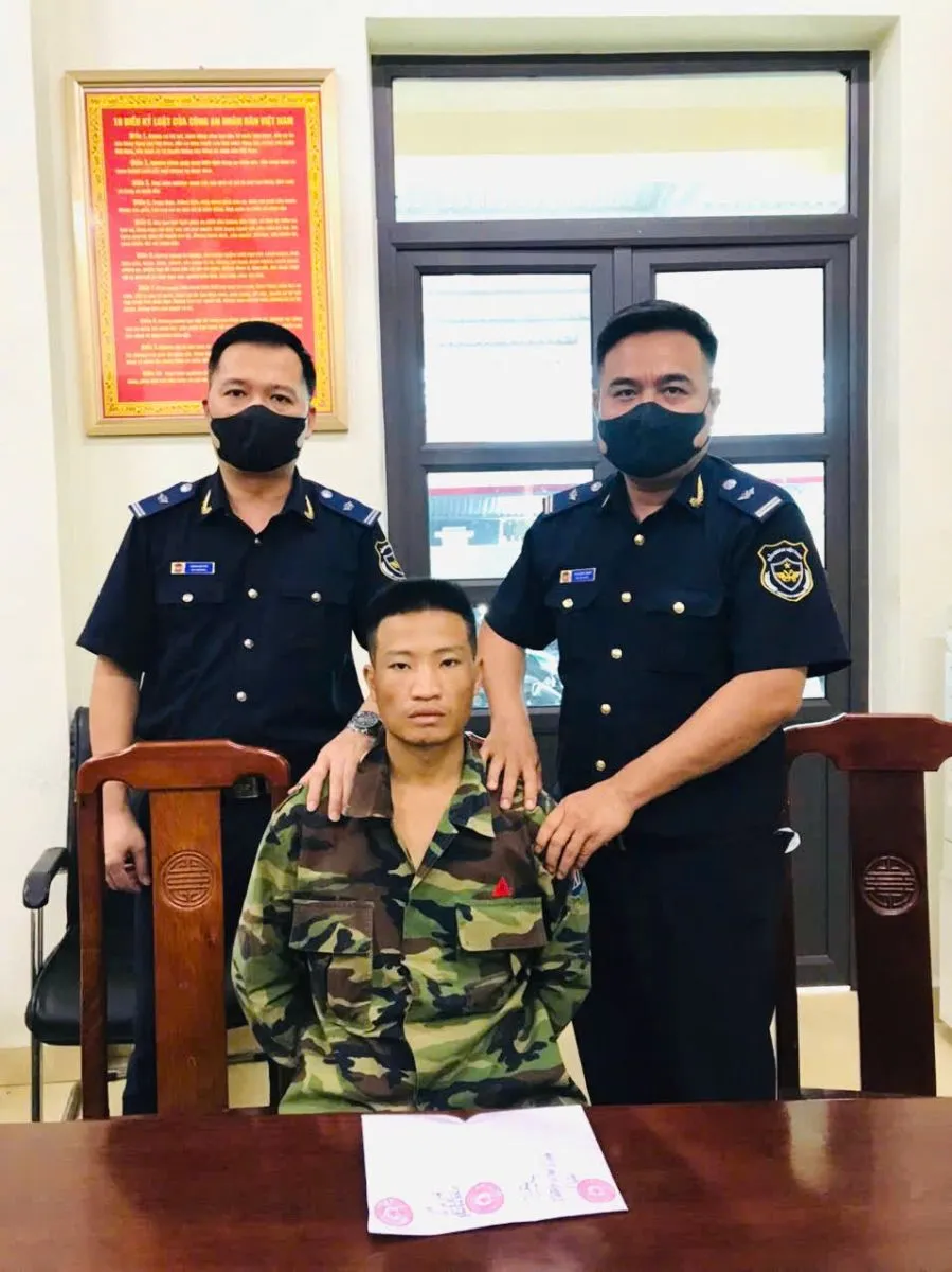 Thu giữ 200 vi&ecirc;n ma t&uacute;y tổng hợp v&agrave; 12.000 vi&ecirc;n hồng phiến tại khu vực bi&ecirc;n giới- Ảnh 1.