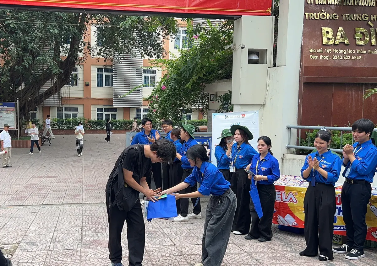 Những áo xanh tình nguyện gieo yêu thương trong mùa thi THPT 2026- Ảnh 1. Những áo xanh tình nguyện gieo yêu thương trong mùa thi THPT 2026- Ảnh 1.