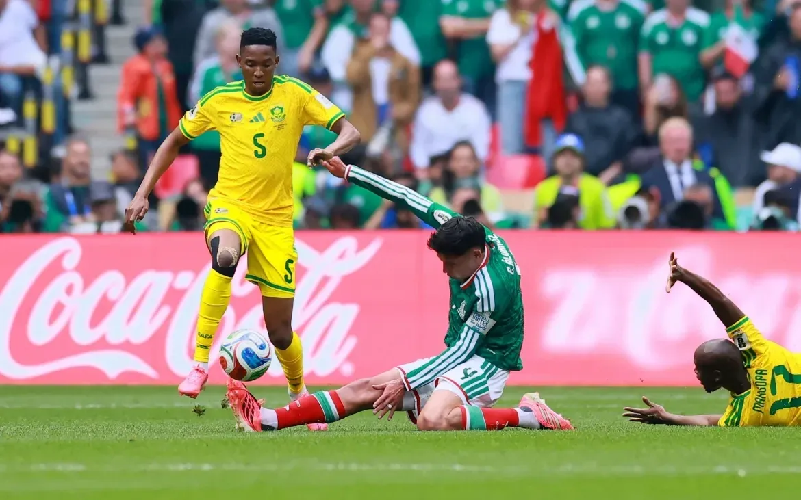 Mexico có trận ra quân "đáng nhớ" khi giành chiến thắng 2-0 trước Nam Phi trong cuộc đọ sức có tới 3 chiếc thẻ đỏ (Ảnh: AP)