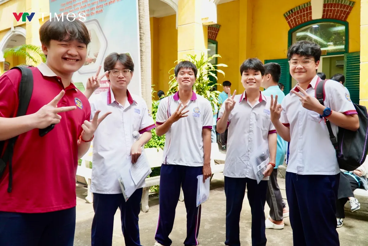 Sĩ tử TP Hồ Ch&iacute; Minh kh&eacute;p lại Kỳ thi Tốt nghiệp THPT 2026, sẵn s&agrave;ng cho những ng&atilde; rẽ mới - Ảnh 2.