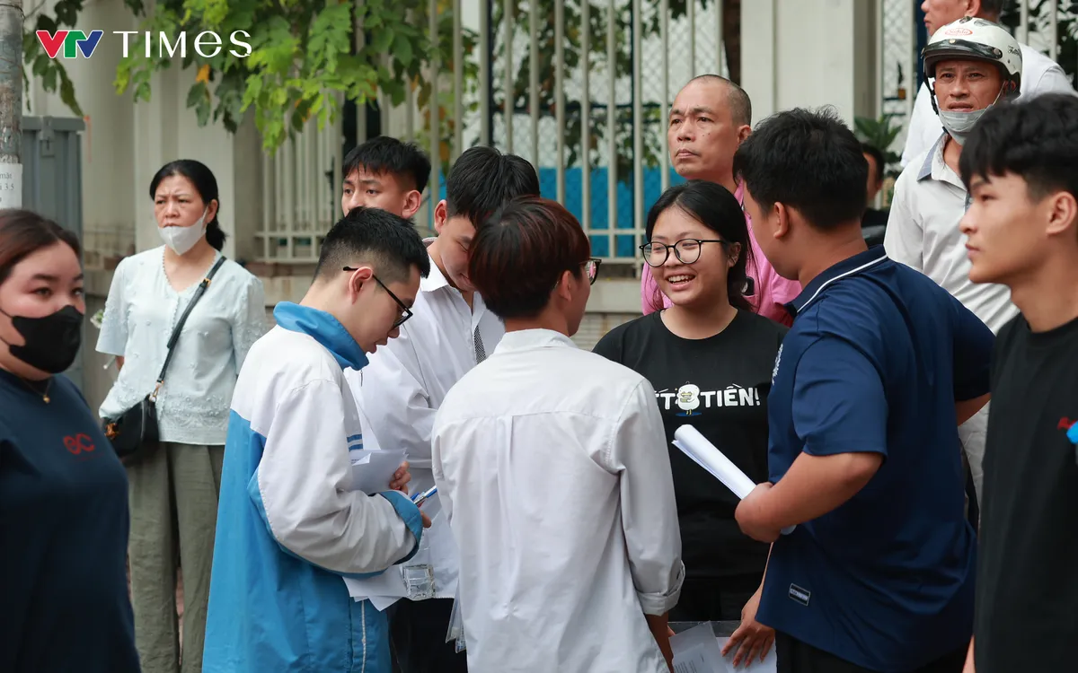 Học sinh trao đổi về bài thi. Ảnh minh họa.