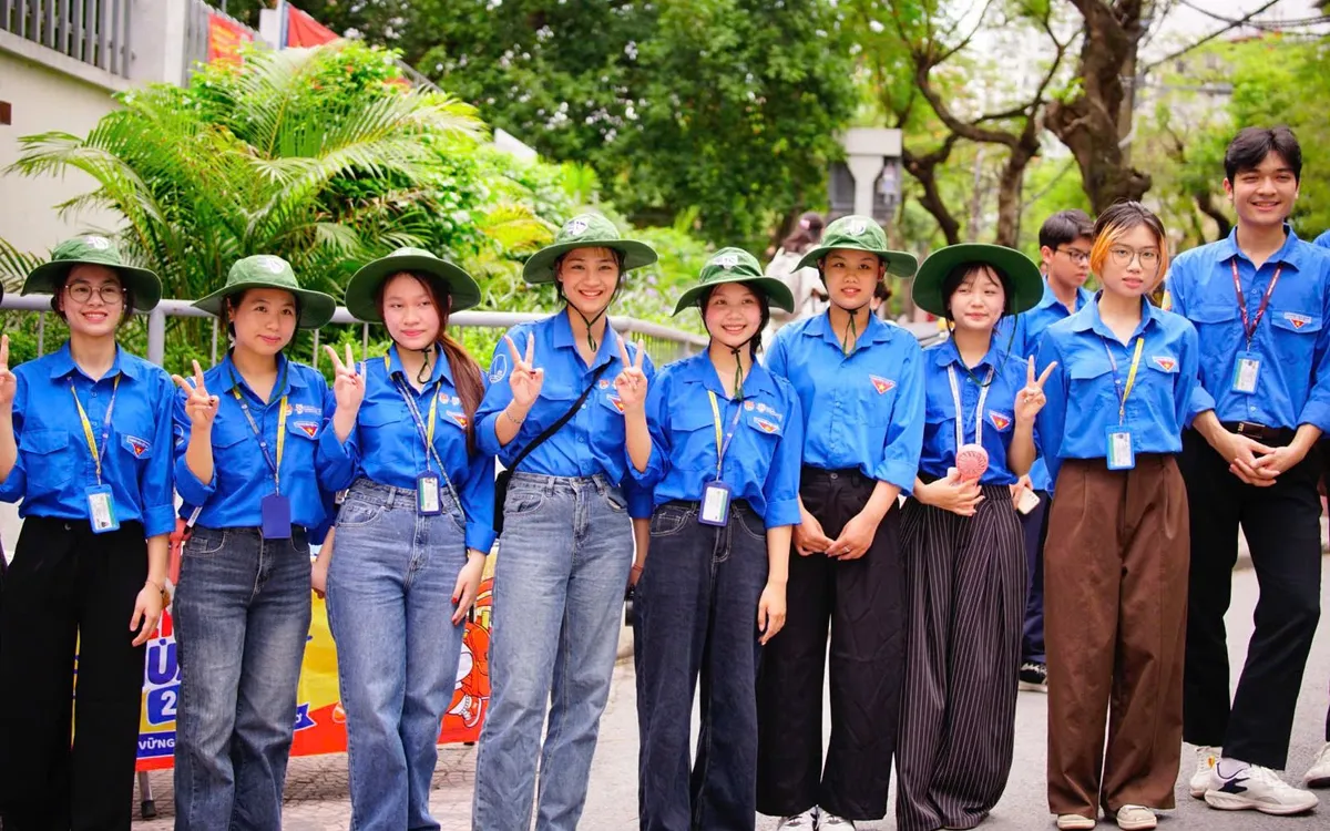 Đội tình nguyện luôn nhắc nhau cười thật tươi để lan tỏa tự tin cho thí sinh. Ảnh: Đỗ Hương  