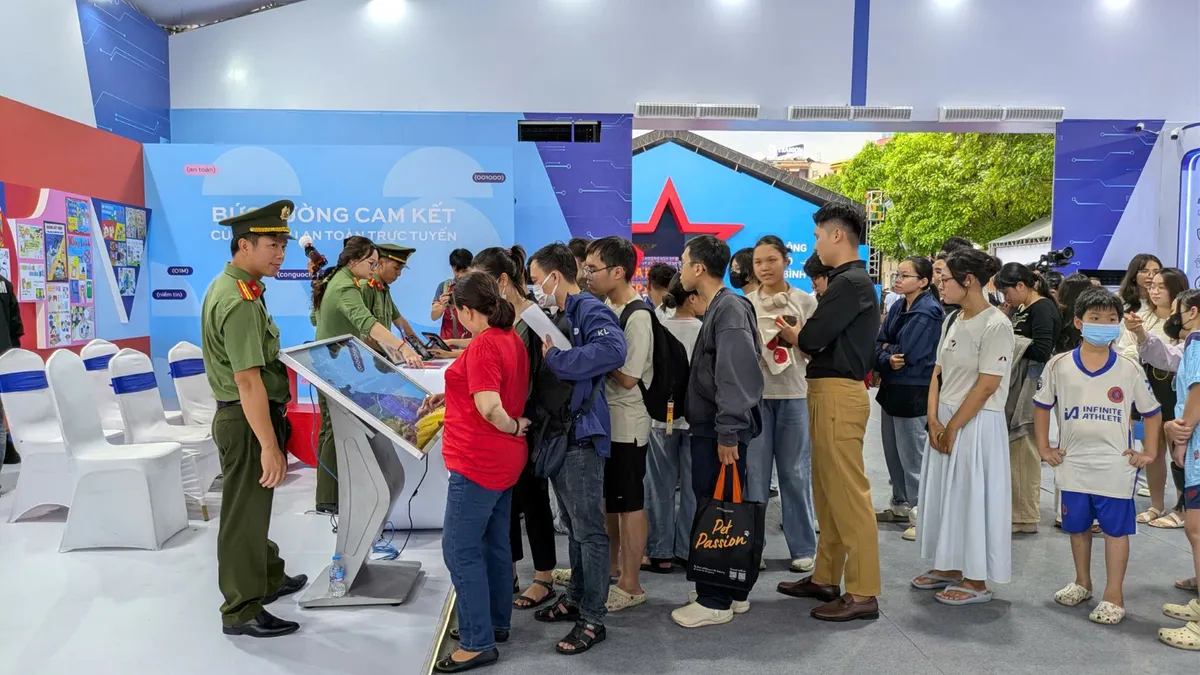 Loạt trải nghiệm c&ocirc;ng nghệ về lực lượng c&ocirc;ng an tại phố đi bộ Nguyễn Huệ- Ảnh 6.
