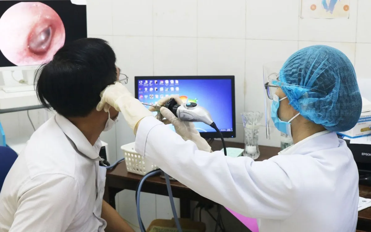 Một bệnh nhân bị viêm tai được khám, nội soi kiểm tra tại Bệnh viện Đa khoa tỉnh Hà Tĩnh. Ảnh: Sở Y tế Hà Tĩnh