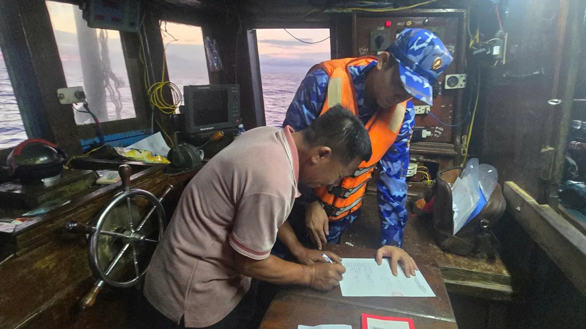 Vùng Cảnh sát biển 2 tạm giữ 3 tàu cá nghi vi phạm IUU- Ảnh 1. Vùng Cảnh sát biển 2 tạm giữ 3 tàu cá nghi vi phạm IUU- Ảnh 1.