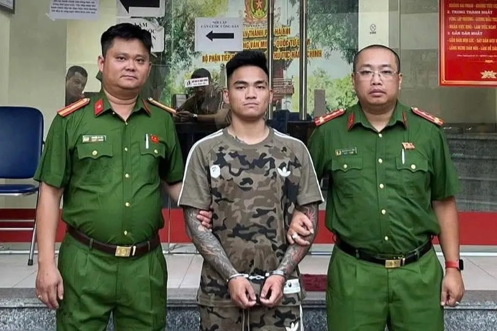 Bắt giữ nam thanh ni&ecirc;n d&ugrave;ng điếu c&agrave;y truy đuổi, đ&aacute;nh bạn trai của người y&ecirc;u cũ giữa phố H&agrave; Nội- Ảnh 1.