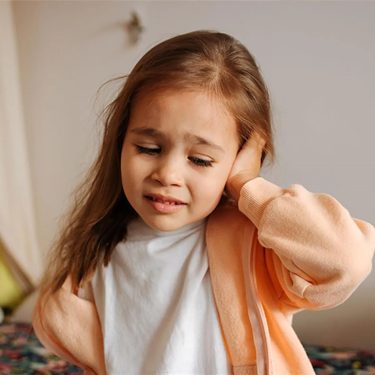 Cảnh b&aacute;o nguy cơ điếc vĩnh viễn v&igrave; chữa vi&ecirc;m tai giữa bằng mẹo d&acirc;n gian "thổi tai"- Ảnh 1.