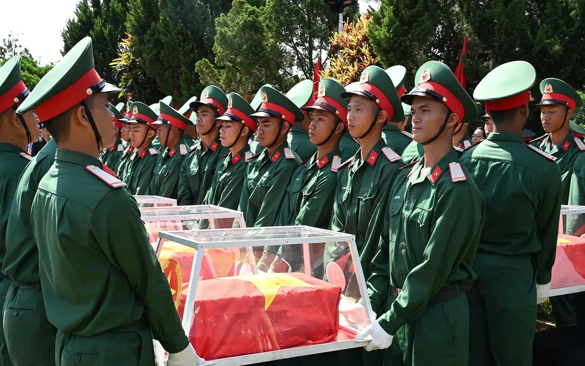 Di chuyển hài cốt về nơi an táng. Ảnh: TD
