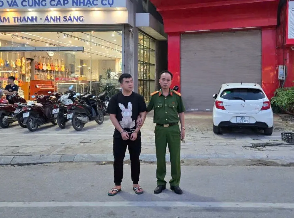 Tạm giữ t&agrave;i xế taxi đ&aacute;nh nam shipper sau m&acirc;u thuẫn khi hỗ trợ người gặp nạn- Ảnh 1.