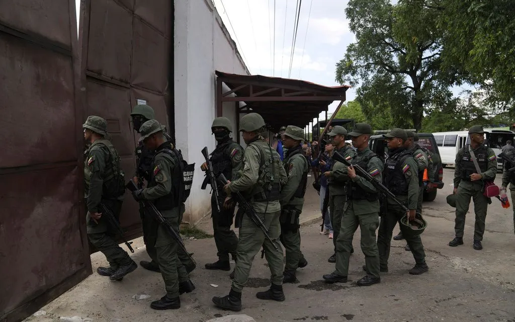 Binh sĩ đột kích nhà tù Tocorón, nơi băng nhóm Tren de Aragua hình thành, tại Venezuela, ngày 20/9/2023. (Ảnh: AP)
