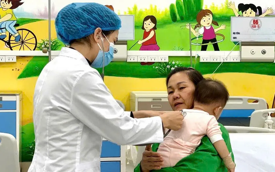 Theo hướng dẫn mới nhất của Bộ Y tế, trẻ em Việt Nam dưới 6 tuổi trên toàn quốc phải được khám sức khỏe định kỳ với tần suất ít nhất 1 lần/năm. Ảnh: Bộ Y tế