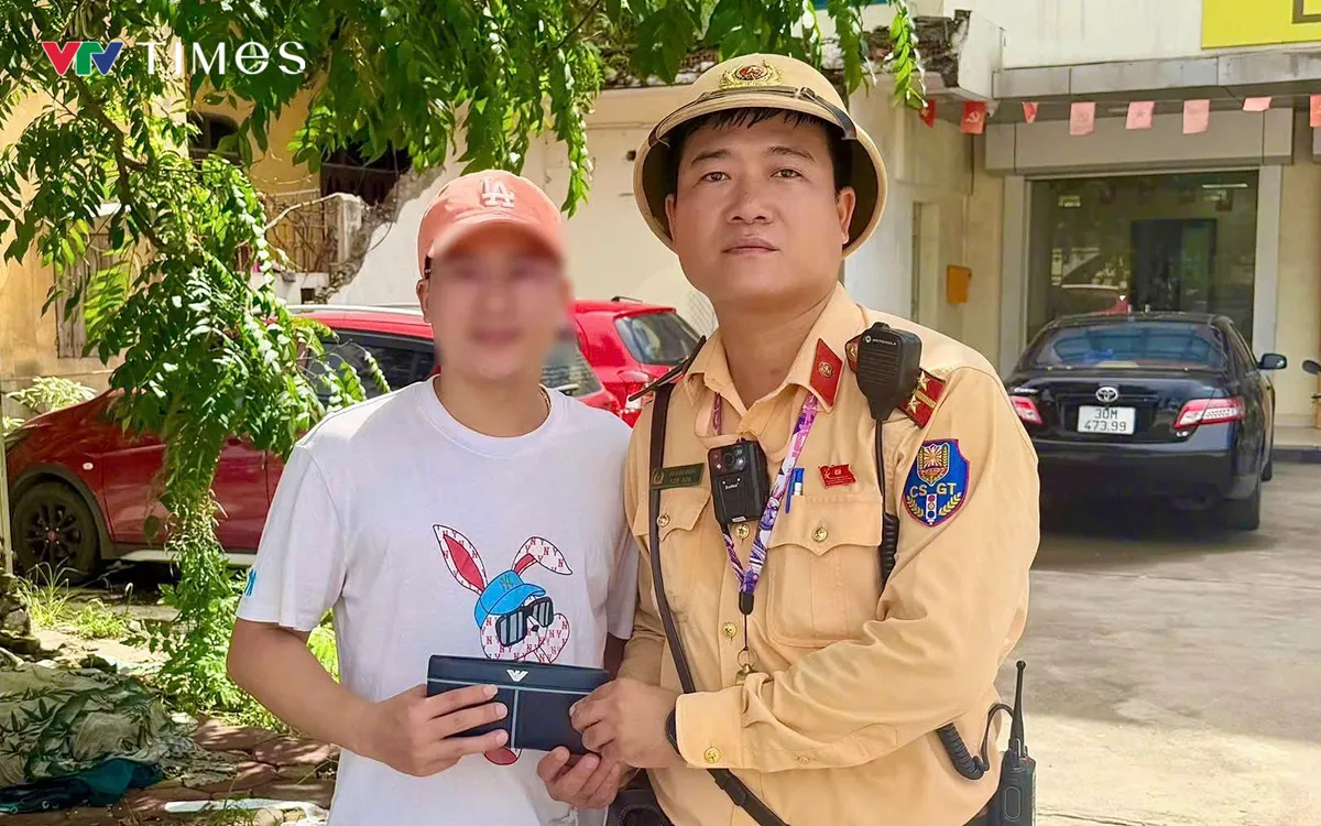 CSGT bàn giao tài sản thất lạc cho người dân.