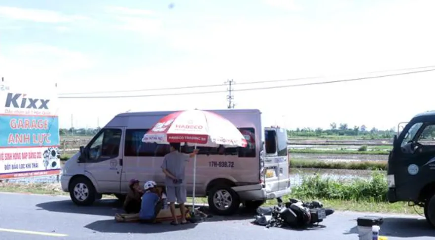 Xe máy lao vào hông xe ô tô 16 chỗ ở Hưng Yên, 2 người tử vong - Ảnh 1.