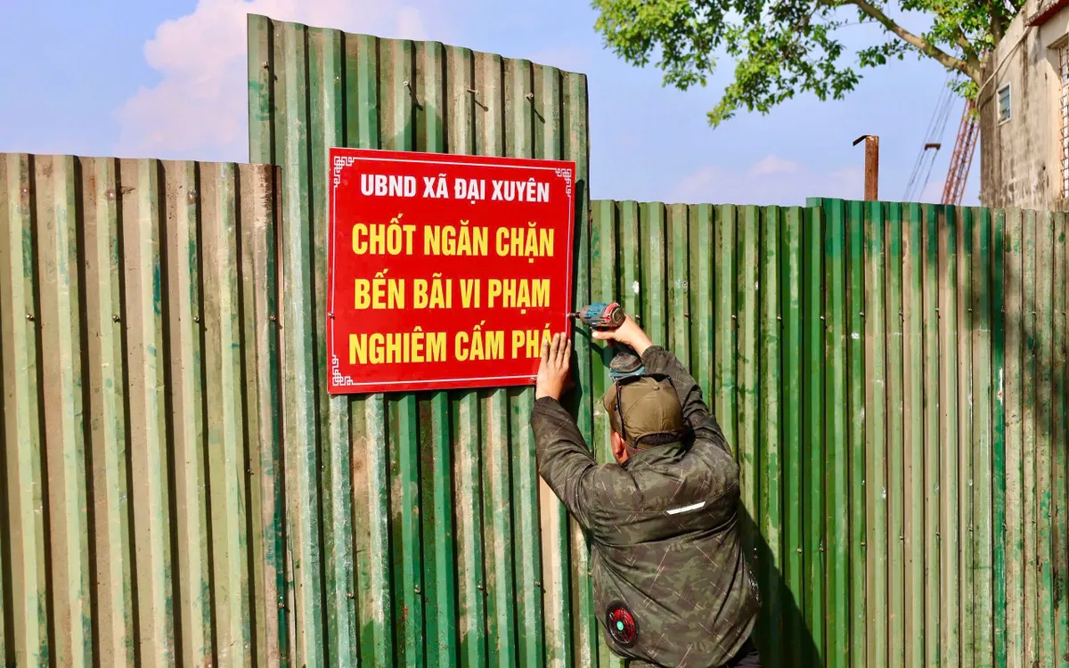 Lực lượng liên ngành tổ chức cưỡng chế xử lý bến khách không phép.