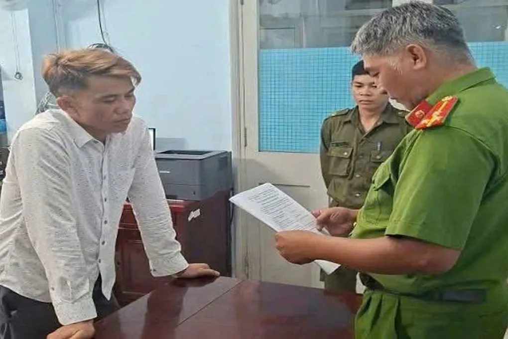 Giam giữ thẩm phán và thư ký tòa án để gây sức ép, người đàn ông ở Đồng Tháp bị bắt- Ảnh 1. Giam giữ thẩm phán và thư ký tòa án để gây sức ép, người đàn ông ở Đồng Tháp bị bắt- Ảnh 1.