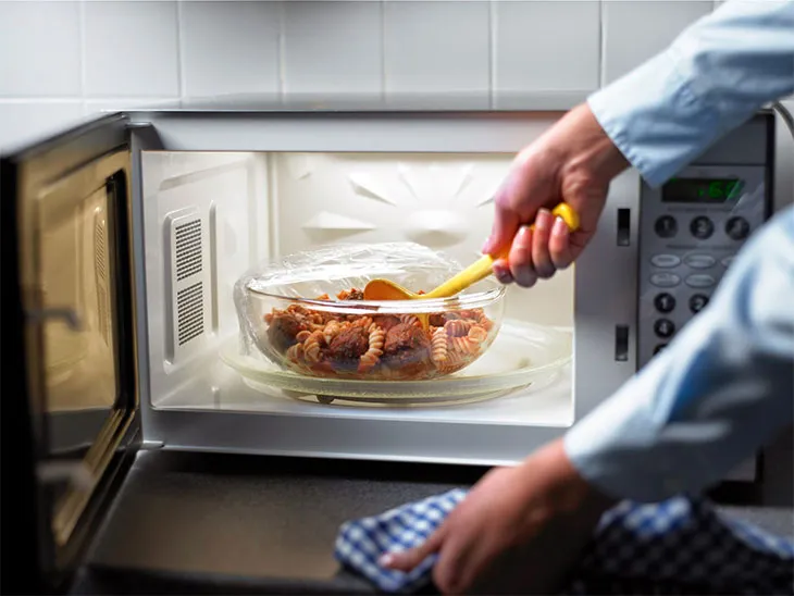 Thức ăn h&acirc;m n&oacute;ng bằng l&ograve; vi s&oacute;ng c&oacute; g&acirc;y ung thư? Sự thật nhiều người vẫn hiểu nhầm- Ảnh 1.