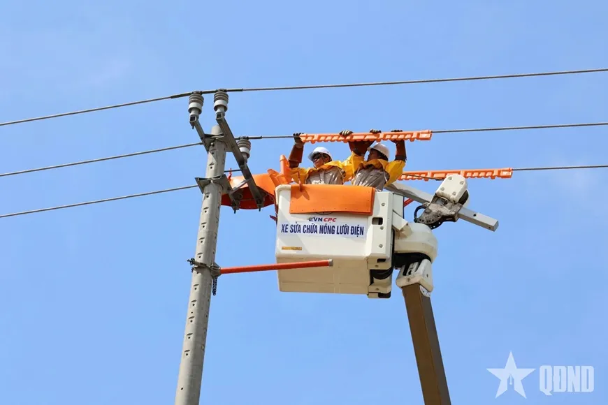 Tổng c&ocirc;ng ty Điện lực miền Trung: Cung cấp điện an to&agrave;n, li&ecirc;n tục phục vụ ph&aacute;t triển kinh tế - x&atilde; hội- Ảnh 3.